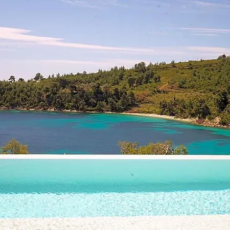 Sleeps 8 Pool Air Con Wifi