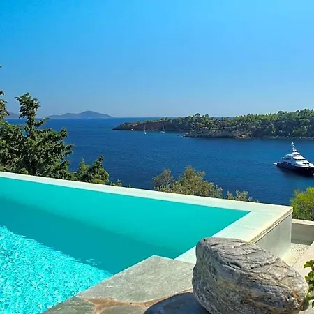 Sleeps 8 Pool Air Con Wifi فيلة Isomata