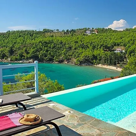 Sleeps 8 Pool Air Con Wifi * Isomata