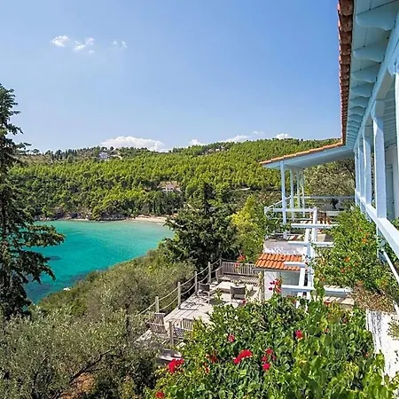 Sleeps 8 Pool Air Con Wifi Isomata