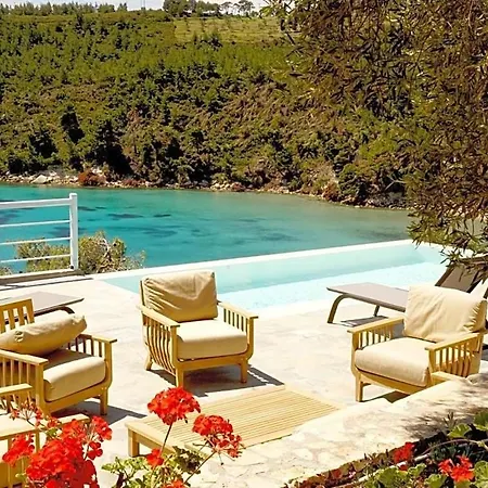 فيلة Sleeps 8 Pool Air Con Wifi Isomata
