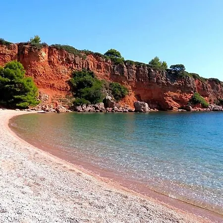Sleeps 8 Pool Air Con Wifi Isomata