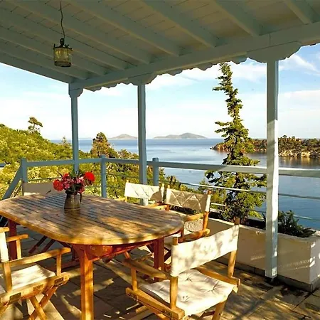 فيلة Sleeps 8 Pool Air Con Wifi Isomata