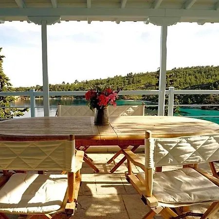 Sleeps 8 Pool Air Con Wifi فيلة Isomata