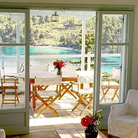 Sleeps 8 Pool Air Con Wifi * Isomata