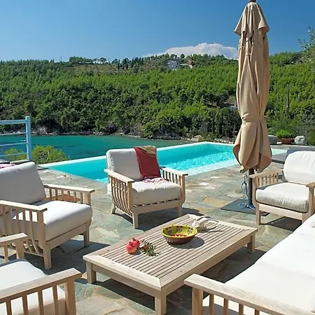 Sleeps 8 Pool Air Con Wifi * Isomata
