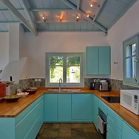 Sleeps 8 Pool Air Con Wifi Isomata
