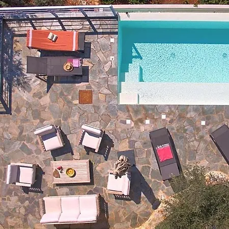 Sleeps 8 Pool Air Con Wifi فيلة *
